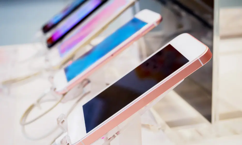 Brown Mockup Phone Fashion Blog Banner (1000 x 600 px) (1000 x 600 px)